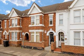 Bedford Hospital Victoria Apartment D by Homely Spaces - 2
