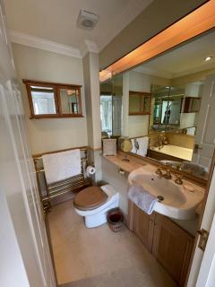 Circus Mews Townhouse:2 Beds:2 En-suite Baths:Parking:City Centre:Quiet Area - 2