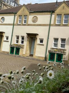Circus Mews Townhouse:2 Beds:2 En-suite Baths:Parking:City Centre:Quiet Area - 9