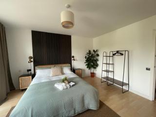 Quiet Luxe Home with GYM and Free Parking - Thamesmead - 1