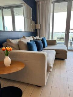 King bed kitchen and dining area Apmt in Miami - Hallandale Beach - 7