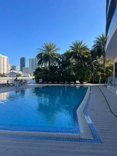 King bed kitchen and dining area Apmt in Miami - Hallandale Beach - 2