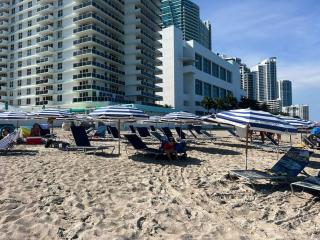 King bed kitchen and dining area Apmt in Miami - Hallandale Beach - 1