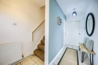 LOW rate for a 4-Bedroom House in Coventry with Free Unlimited Wi-fi 2 Car Parking 53 QMC - 4