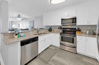 Destin on the Gulf 404 - Amazing Views just Steps away from the Beach - 9