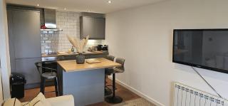 Rutland Point apartment Perfect for contractors plenty of parking - 1