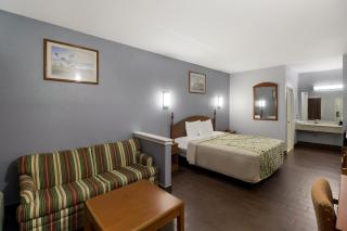 Scottish Inn & Suites - Hankamer - 8