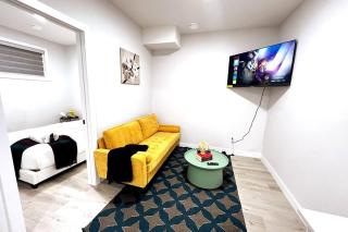 Relaxing 2-Bdrm Basement Hideout/Wi-Fi/PRKNG - 0
