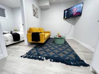 Relaxing 2-Bdrm Basement Hideout/Wi-Fi/PRKNG - 9