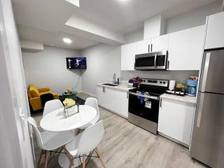 Relaxing 2-Bdrm Basement Hideout/Wi-Fi/PRKNG - 7