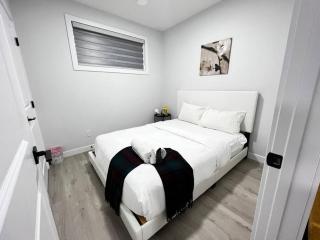 Relaxing 2-Bdrm Basement Hideout/Wi-Fi/PRKNG - 5