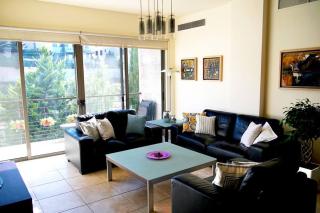 Sleek & Cozy Apartment with Pool & Patio In Abdoun - Amman - 9