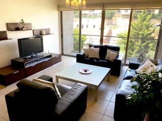 Sleek & Cozy Apartment with Pool & Patio In Abdoun - Amman - 1