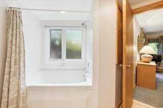Highridge F2 Warm and Inviting 2 Bedroom Condo with Pool, Hot Tub, and Private Sauna - Killington - 3