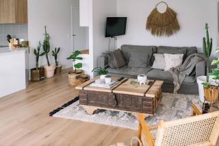 Breezy Bohemian Abode - Minutes from Burleigh Beach - 7