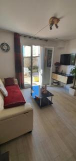 appartement bien équipé 2 chambres lit 2 place, plus canapé lit, 5 personnes, terrasse bien équipé, planchas, parking gratuit sur place, a proximité de tout commerce et de cure thermal, Cadarache ,Forcalquier, gorge du verdon , Moustier, montagne de Lure - Volx - 8