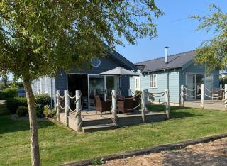 Blue Anchor Retreat at The Bay Filey, sleeps 4, 2 dogs welcome for free too - Filey - 0