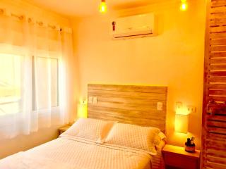 Petite Suite Juquehy - A 2 quadras do Mar - Pequena mas completa - 13 metros quadrados - Ar cond - Frigobar - Microondas - TV Smart - Serviço de Praia - Roupa de cama e banho luxo - Wi Fi - Janelas e portas acústicas - Zero mofo - Tudo Novo! - Juquei - 2