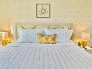 Upscale City Center Condo - Los Prados - 2