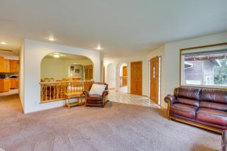 Riverfront Rental with Deck 4 Mi to Wallace Falls! - Sultan - 5