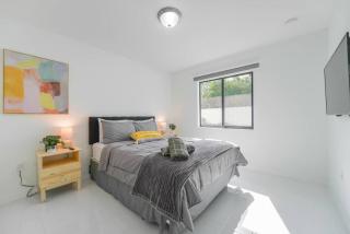Stunning 3-Bedroom Duplex with Free Parking - Miami - 2