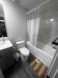 Prime Retreat: Cozy 2Bed Bsmnt with Modern Comfort - 7