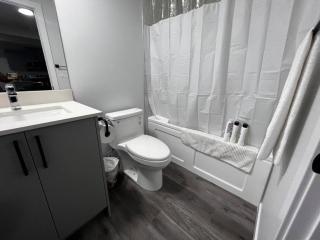 Prime Retreat: Cozy 2Bed Bsmnt with Modern Comfort - 3
