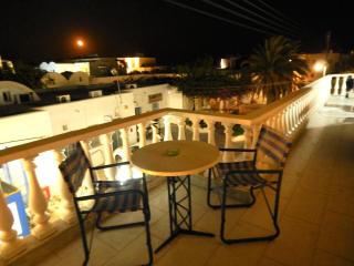 Evelina Beach Pension a breath away from the Black Beach offer plenty of accommodation type to suit every traveler's needs-Economic Rooms-Thematic Rooms-Design Rooms-Kitchenette Rooms-Studios-Small Apartments - Perissa - 6
