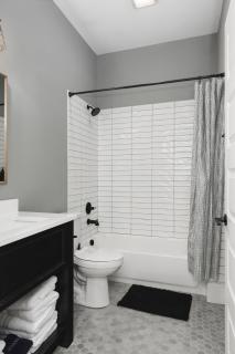 Chic 5 Bed, 2 Bedroom Free Parking - 3 miles to Broadway - Nashville - 1