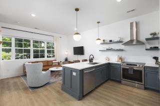 Chic 5 Bed, 2 Bedroom Free Parking - 3 miles to Broadway - 2