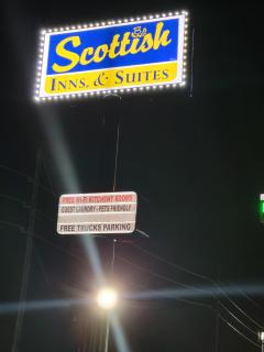 Scottish Inn & Suites - Hankamer - 9
