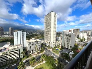 Royal Kuhio 1604 - Spacious Studio with Stunning Mountain Views in the Heart of Waikiki! - Honolulu - 1