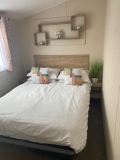 Hughes Holiday Home in St Osyths - Jaywick Sands - 1