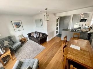 Perfectly Located, Central Bowness Flat With Free Parking and Lake Views - 9