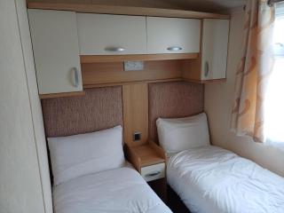 Lovely Caravan At Manor Park, Nearby Hunstanton Beach In Norfolk Ref 23067S - 2