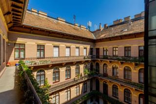 The Opulent Oasis by NeWave Apartments - Budapest - 3