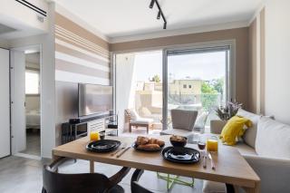 Chic Urban Getaway with Balcony & Mamad by Sea N' Rent - Tel Aviv - 0