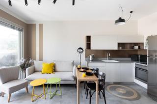 Chic Urban Getaway with Balcony & Mamad by Sea N' Rent - Tel Aviv - 5