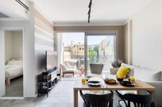 Chic Urban Getaway with Balcony & Mamad by Sea N' Rent - Tel Aviv - 9