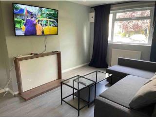 Lovely and quiet 2 Bedroom maisonette.Free parking - Londra - 0
