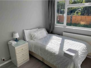 Lovely and quiet 2 Bedroom maisonette.Free parking - Londra - 4