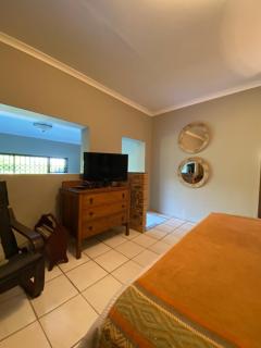 Comfortable 2-bedroom apartment - Durban - 5