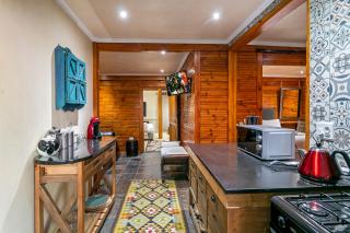 Knysna Lodge - Self Catering Accommodation with Woodfired Hot Tub - 2