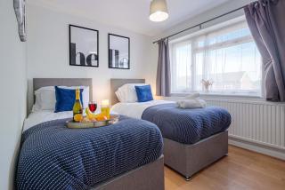 5 Bedroom Detached House - Close to City Centre - Sleeps up to 10 guests with Free Parking, Fast Wifi, SmartTVs and Large Garden by Yoko Property - Milton Keynes - 0
