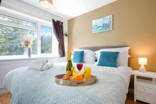 5 Bedroom Detached House - Close to City Centre - Sleeps up to 10 guests with Free Parking, Fast Wifi, SmartTVs and Large Garden by Yoko Property - Milton Keynes - 1