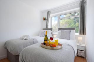 5 Bedroom Detached House - Close to City Centre - Sleeps up to 10 guests with Free Parking, Fast Wifi, SmartTVs and Large Garden by Yoko Property - Milton Keynes - 4
