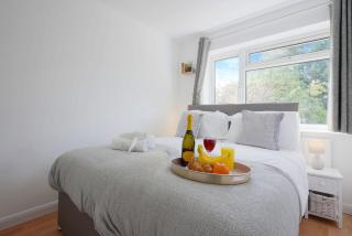 5 Bedroom Detached House - Close to City Centre - Sleeps up to 10 guests with Free Parking, Fast Wifi, SmartTVs and Large Garden by Yoko Property - Milton Keynes - 3