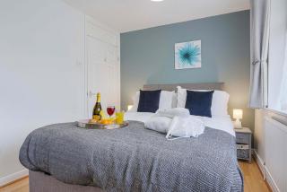 5 Bedroom Detached House - Close to City Centre - Sleeps up to 10 guests with Free Parking, Fast Wifi, SmartTVs and Large Garden by Yoko Property - Milton Keynes - 5