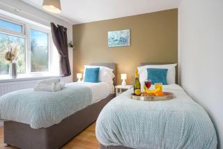 5 Bedroom Detached House - Close to City Centre - Sleeps up to 10 guests with Free Parking, Fast Wifi, SmartTVs and Large Garden by Yoko Property - Milton Keynes - 2