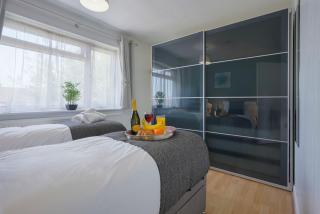 5 Bedroom Detached House - Close to City Centre - Sleeps up to 10 guests with Free Parking, Fast Wifi, SmartTVs and Large Garden by Yoko Property - Milton Keynes - 6